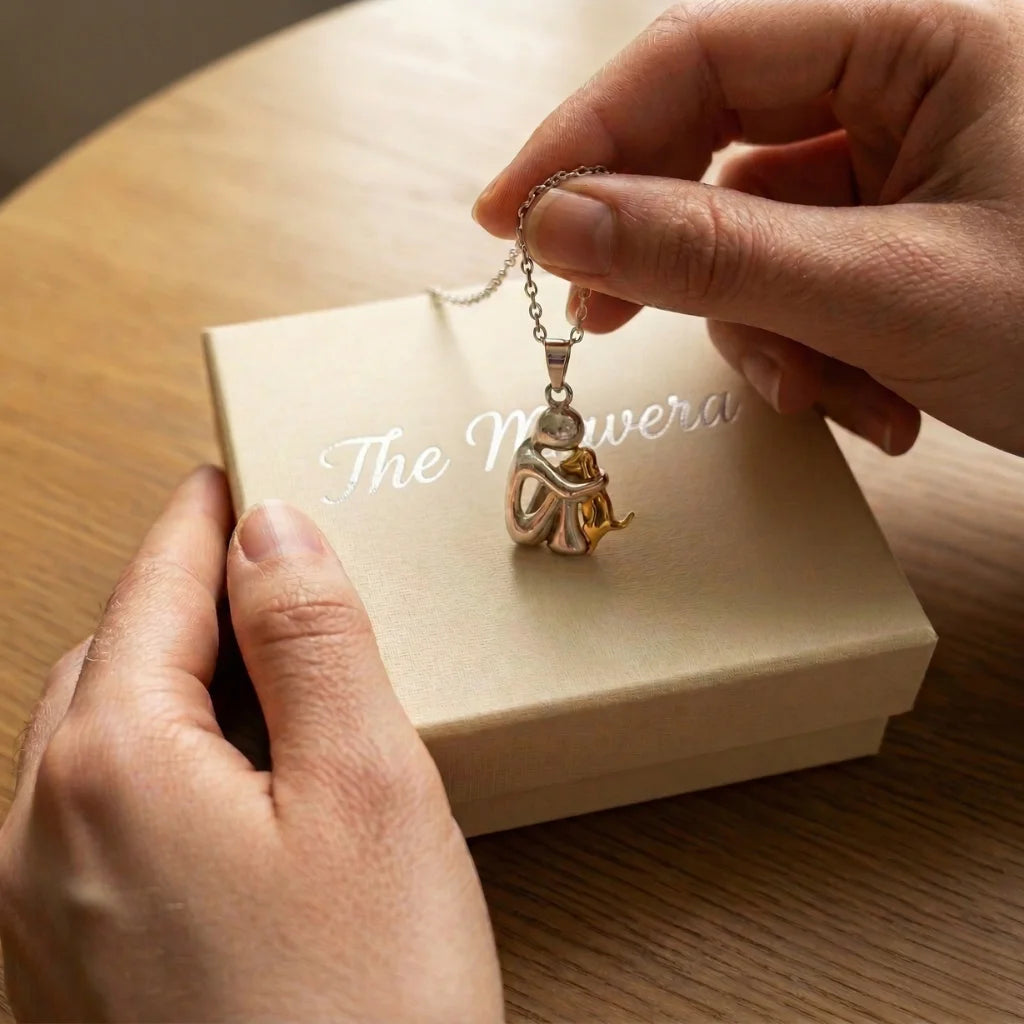 Collar Dije Abrazo de Perrito — Oro 14K "Por Siempre en tu Corazón"