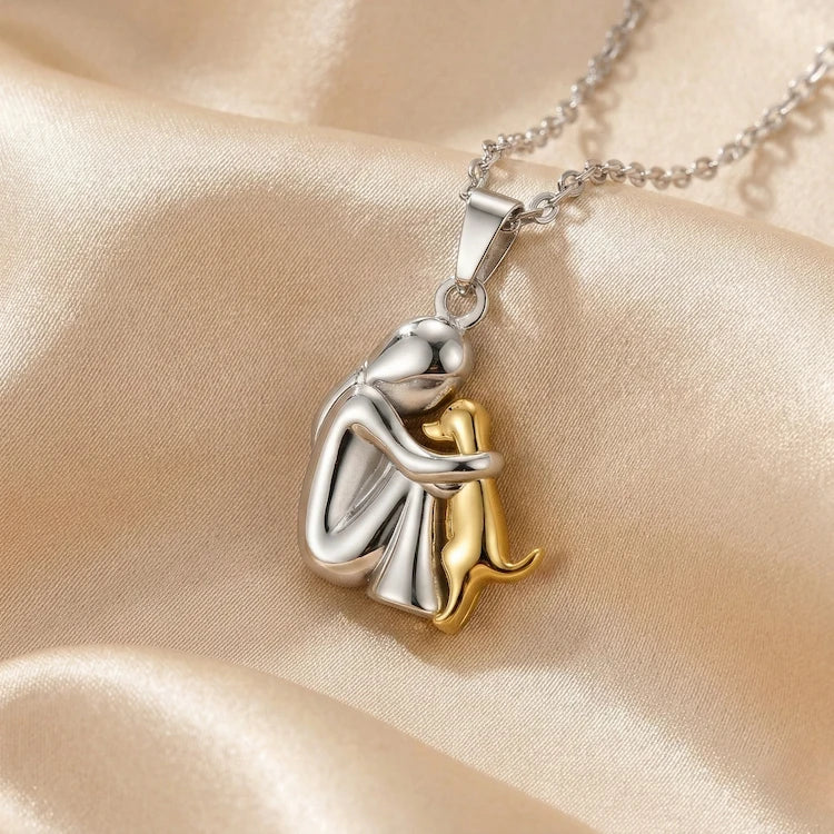 Collar Dije Abrazo de Perrito — Oro 14K "Por Siempre en tu Corazón"