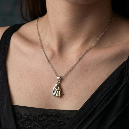 Collar Dije Abrazo de Perrito — Oro 14K "Por Siempre en tu Corazón"